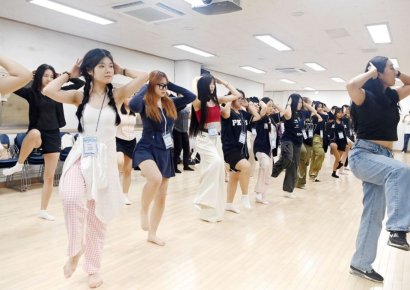 [포토] 국립부경대 국제계절학기, K-POP 댄스 배우는 외국인 학생들