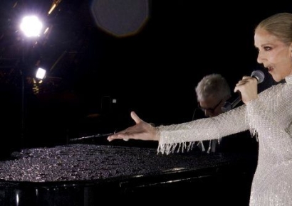 근육 굳는 희소병에도 '돌아온 디바'…셀린 디온, 소름돋는 열창[파리올림픽]