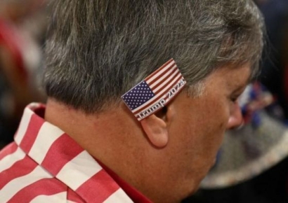 "총알 스쳤다더니 멀쩡"…트럼프, 피격 부상 과장 논란