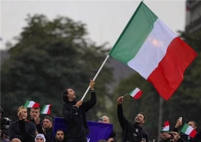 국기 흔들다…'우상혁 맞수' 탬베리, 세기의 로맨티스트 됐다[파리올림픽]