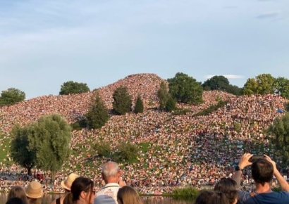 '개미떼인줄'…공연 무료로 보려고 언덕 점령한 2만 관중들