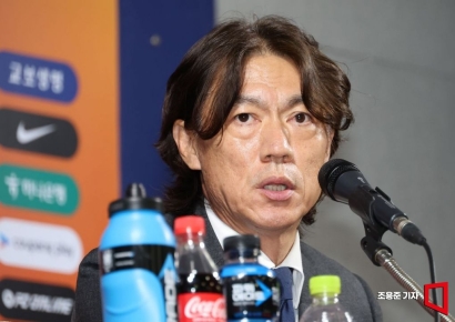 [포토] 취재진 질문에 답하는 홍명보 감독