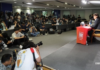 [포토] 기자들 질문에 답하는 홍명보 감독