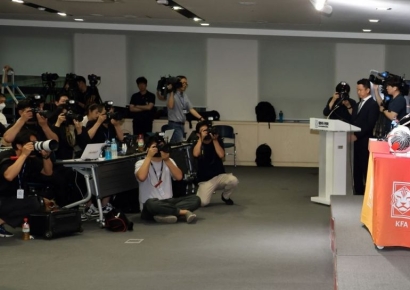 [포토] '죄송' 고개 숙인 홍명보 감독