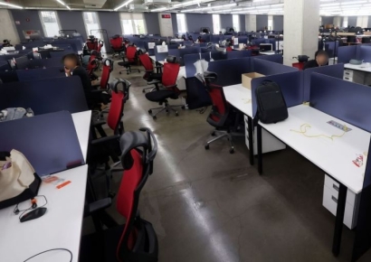 [포토] 텅빈 위메프 본사 나온 피해자들