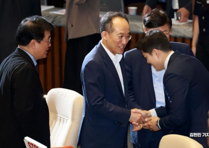 [포토] '필리버스터 최장 기록' 김용태 의원 격려하는 추경호