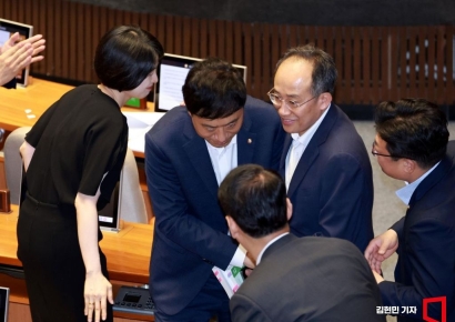 [포토] 필리버스터 마친 정성국 의원