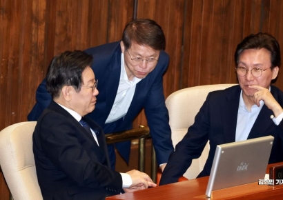 [포토] 대화하는 이재명-민형배-김민석