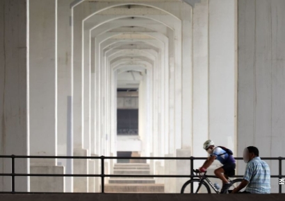 [포토] 폭염, 한강다리 밑에서 휴식 취하는 시민들