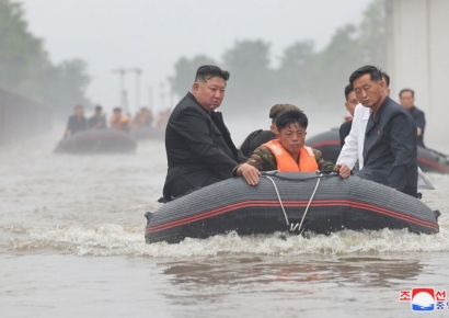 김정은, 이번에는 구명보트…수해현장에서 '애민' 선전