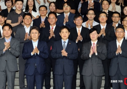 [포토] 직원들과 기념촬영하는 김주현 금융위원장