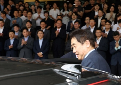[포토] 청사 떠나는 김주현 금융위원장 