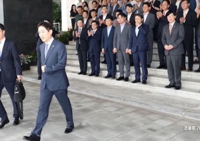 [포토] 정부청사 떠나는 김주현 금융위원장 