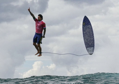 물 위에 뜬 서퍼 '검지척'…"역대급 사진 나왔다" 찬사 [파리올림픽]
