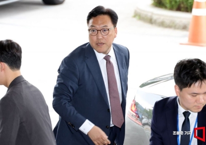 [포토] 청사 들어서는 김병환 신임 금융위원장