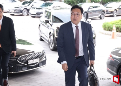 [포토] 청사 들어서는 김병환 금융위원장