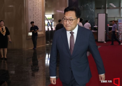 [포토] 정부청사 들어서는 김병환 금융위원장