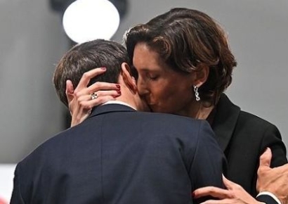 목덜미 잡고 "이상한 키스"…큰 파장 몰고온 사진 한 장