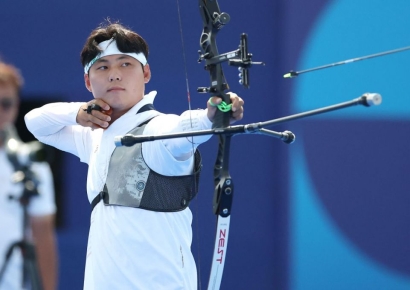 양궁 3수생 이우석, 개인전 6-0으로 '완파'…32강 안착[파리올림픽]