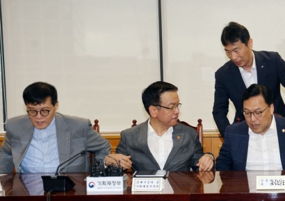 [포토] 자리 옮겨주는 이복현 금융감독원장