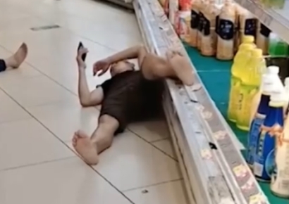 냉장 진열대에 발 올리고는 휴대폰 삼매경…중국 마트 민폐남