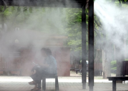 [포토] 폭염 '심각' 안개 분수 맞으며 휴식