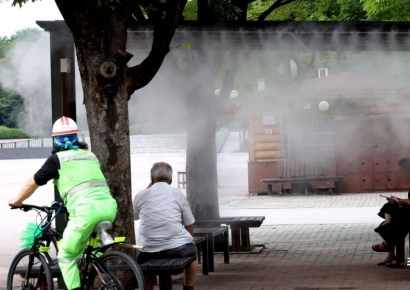 [포토] 폭염 위기경보 심각, 더위 식히는 시민들