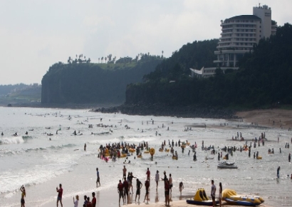 [뉴스 속 숫자]제주 갈 바엔 해외 간다며…제주 관광객수 1000만 목전