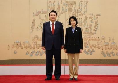 尹대통령, 이진숙 방통위원장 임명장 수여…"고생 많다"