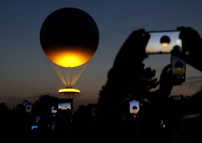 열기구 속 이글이글 '성화대 불꽃'…진짜보다 더 생생한 가짜[파리올림픽]