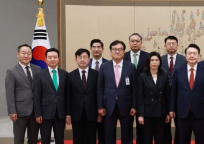 尹대통령, 김병환 금융위원장·김완섭 환경장관 등에 임명장