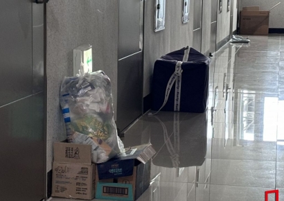 "치워달라 몇 번 공지해도 무시"…복도에 짐 쌓아둔 민폐 이웃