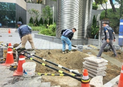 [르포]'살인 더위'에 숨이 턱턱…폭염에도 쉬지 못하는 야외 노동자들