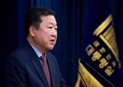 대통령실 "금리동결 아쉬워" vs 한은 "다양한 해석 가능" 