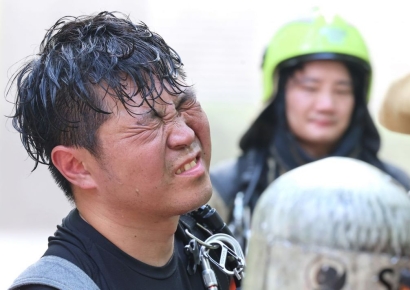 "현관문 찍혀 있는 빠루 자국…소방관에 고마워" '전기차 화재' 아파트 주민 감사의 글