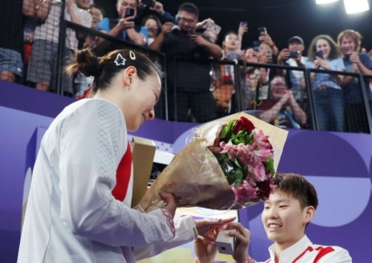 "금메달 따고 다이아도 받고"…배드민턴 선수의 경기장 '청혼'[파리올림픽]