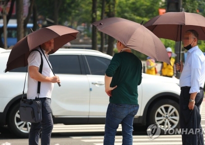 불볕더위에 양산 찾는 남자들 "눈치 안 보여요"