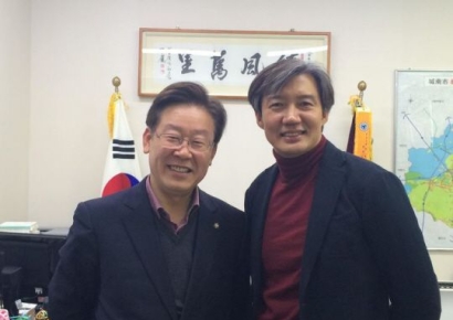 조국이 10년 전 이재명과 찍은 사진 공유한 이유