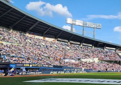 폭염에도 프로야구 강행하더니…잠실서만 관중 4명 구급차로 이송