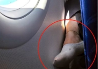 비행기 악취 뭔가 봤더니…뒷좌석 승객 발 '빼꼼'