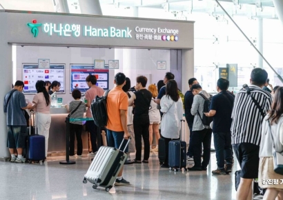 [포토] 여행객들로 붐비는 인천공항 환전소 