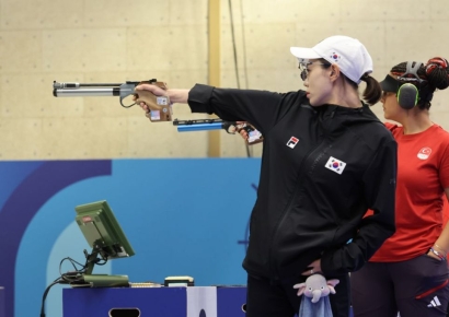 김예지, 루이비통 화보 모델 됐다…남다른 스타성에 소속사도 생겨