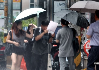 [포토] 갑자기 쏟아지는 비