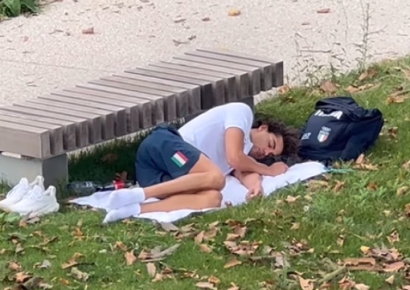 "에어컨 없고 밥도 맛없어"…伊 훈남 금메달리스트 공원서 잠든 이유 