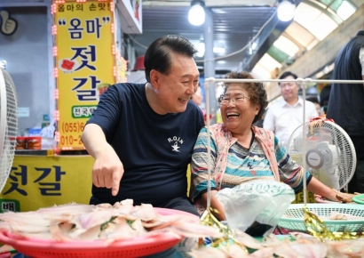 오징어회 사고 '하이파이브'…尹, 휴가 첫날 통영중앙시장 방문
