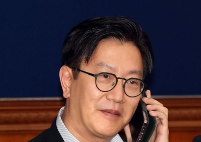 [포토] 통화하는 김범석 기재부 1차관