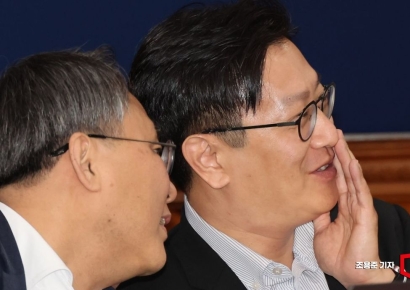 [포토] 대화하는 김범석 기재부 1차관