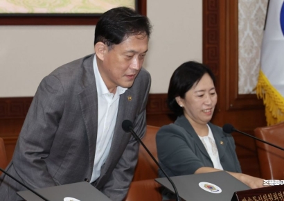 [포토] 국무회의 참석한 김태규 방통위 위원장 직무대행