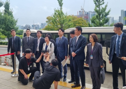 野 방통위 현장검증…빈 투표용지만 확보 "회의록 제공 거부" 