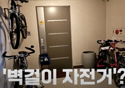 공용복도에 웬 벽걸이 자전거…경고문 붙이자 "주민동의 받았다"고소